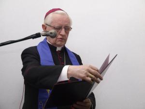 Arcybiskup Damian Zimoń, metropolita katowicki, poświęcił tablicę