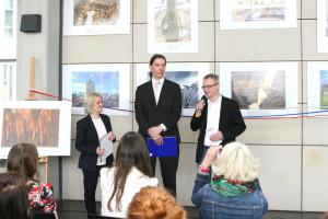 7 maja na Wydziale Filologicznym UŚ w Sosnowcu odbyło się oficjalne otwarcie wystawy fotografii autorstwa Toma Jeseničnika.
Uczestniczył w nim m.in. Borut Valenčič, II sekretarz ds. politycznych i kulturalnych w Ambasadzie Republiki Słowenii
w Warszawie