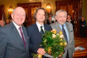 Od lewej: członek Zarządu Województwa Małopolskiego Leszek Zegzda, prof. dr hab.
Ryszard Koziołek i prezydent Krakowa Jacek Majchrowski