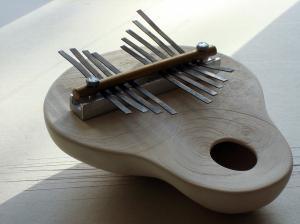 Instrument kalimba (idiofon), autor: Anna Koniecka, edukacja artystyczna, Instytut Sztuki,
Wydział Artystyczny w Cieszynie