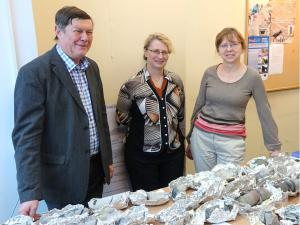 Od lewej: dr Dominik Jura, prof. dr hab. Monika Fabiańska
i dr hab. Justyna Ciesielczuk, prof. UŚ w magazynie próbek