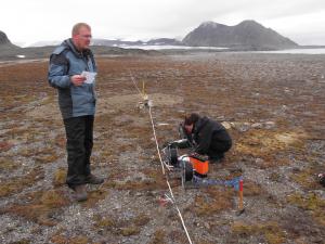 Dr Wojciech Dobiński podczas prac geofizycznych nad wieloletnią zmarzliną okolicy fiordu Hornsund, Spitsbergen
