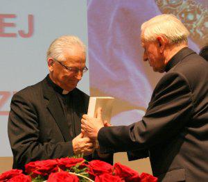 Abp. dr Damian Zimoń, metropolita katowicki wręczył księgę pamiątkową ks. prof. zw. dr. hab. Wincentemu Myszorowi
