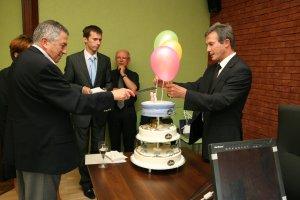 Był także urodzinowy tort, który pokroił prof. zw. dr hab. Jerzy Zioło
