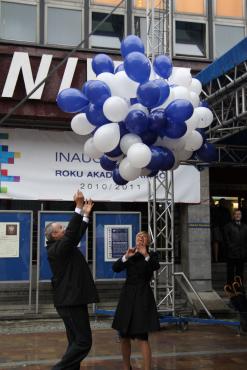 JM Rektor UŚ prof. zw. dr hab. Wiesław Banyś, na znak otwarcia nowego uniwersyteckiego deptaku, wypuścił w niebo balony. Pomagała mu rzeczniczka Uniwersytetu śląskiego dr Magdalena Ochwat