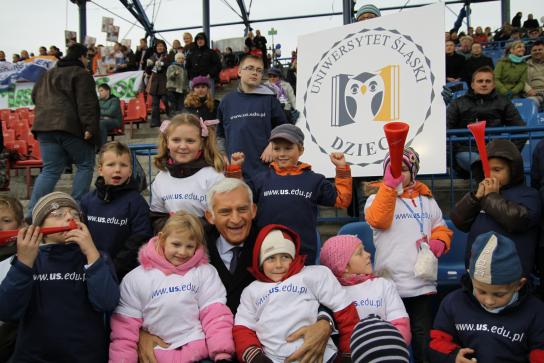Na widowni kibicował przewodniczący Parlamentu Europejskiego prof. Jerzy Buzek w otoczeniu dzieci z Uniwersytetu śląskiego Dzieci