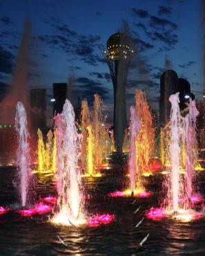 <p>Wyróżnienie za najlepsze zdjęcie w kategorii „Człowiek – świat wokół nas”: „Śpiewające fontanny przyciągają turystów” z projektu „Astana – historia pisana od nowa”</p>