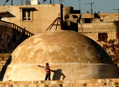 <p>I nagroda w kategorii „Zdjęcie społeczno-kulturalne”: „Zabawy z bronią przed meczetem. Hama, Syria 2008" z projektu "Dwa światy pod wspólnym niebem"</p>