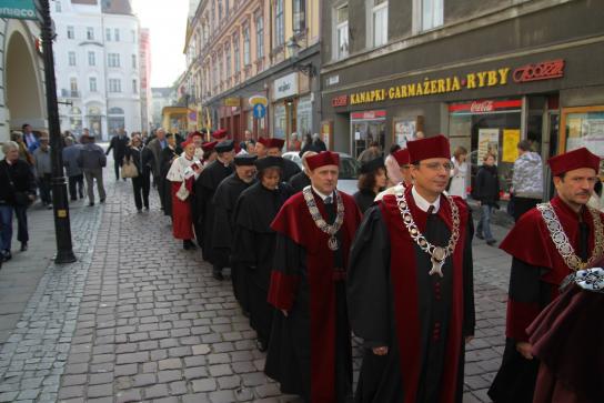 Uroczystość otwarcia nowego roku akademickiego 2010/2011 poprzedził orszak rektorski, który przeszedł ulicami Cieszyna