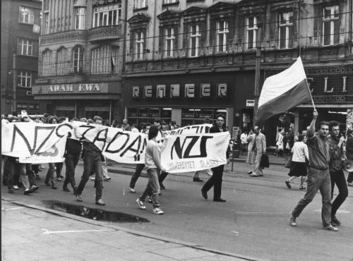 Marsz protestacyjny NZS UŚ ul. Warszawską w Katowicach 24 maja 1989 roku 