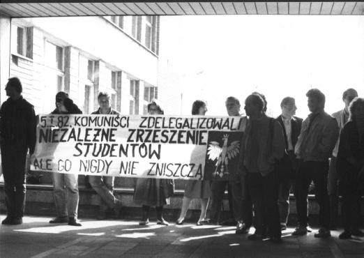 Akcja protestacyjna w budynku Wydziału Nauk Społecznych przed przyjazdem Mieczysława Rakowskiego 21 kwietnia 1989 roku