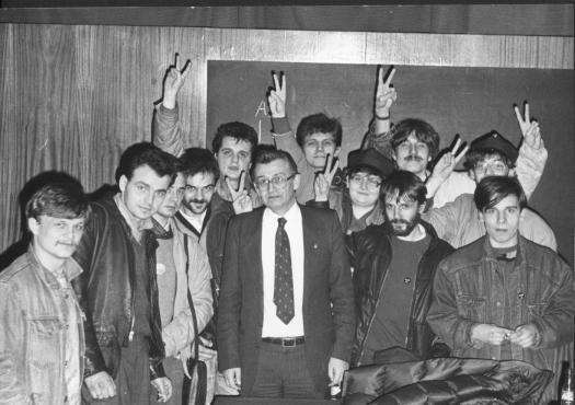Aktywiści NZS UŚ na spotkaniu z Leszkiem Moczulskim w auli Wydziału Prawa i Administracji 7 marca 1989 roku
