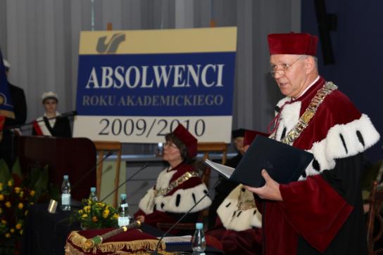 Ceremonii wręczania dyplomów przewodniczył prorektor ds. kształcenia prof. UŚ dr hab. Czesław Martysz