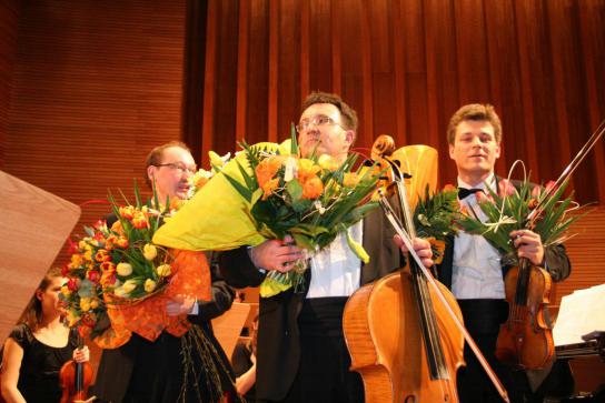 Od lewej soliści: Wojciech Świtała (fortepian), Piotr Janosik (wiolonczela), Szymon Krzeszowiec (skrzypce)
